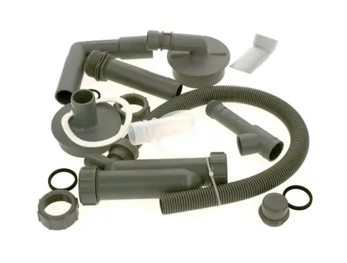 Diverse graue Kunststoffrohre und -fittings, vermutlich zur Installation eines Abwassersystems, mit dem Markenlogo von Bosch sichtbar.